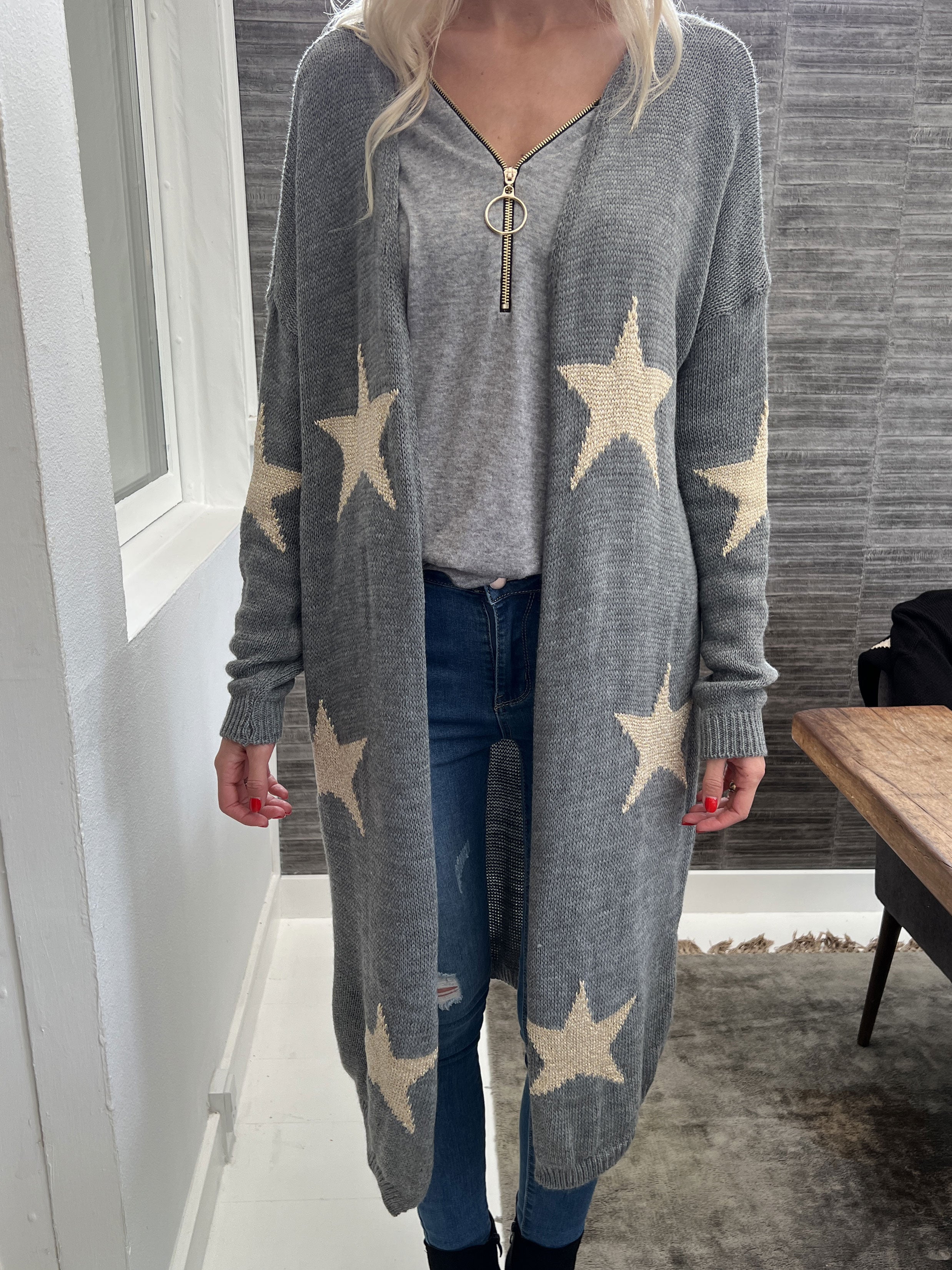 FORUDBESTILLING - Isadora - Lång stickad kofta med guldstjärnor